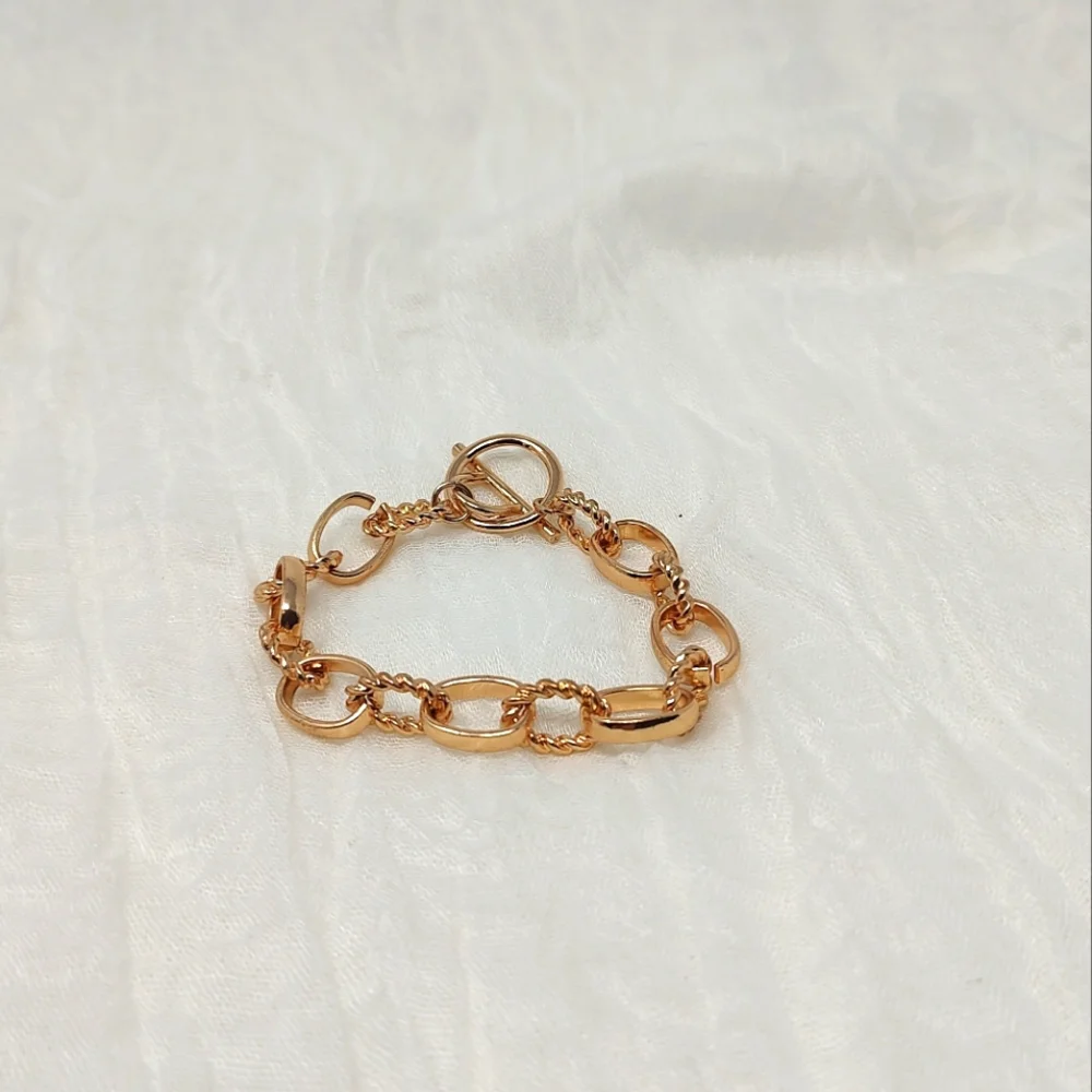 Gold tone oval chain link toggle bracelet